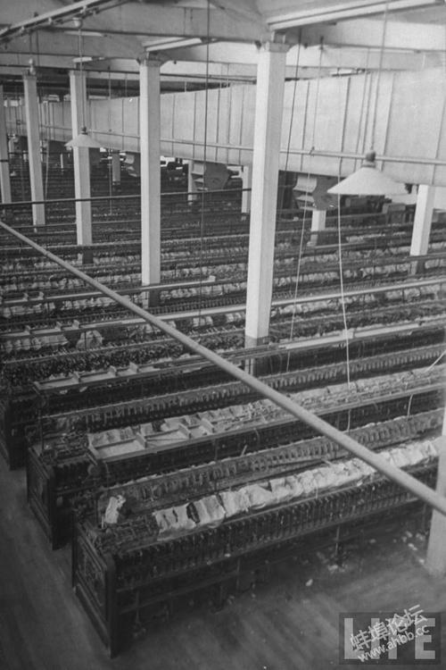 由于缺乏原材料和棉花,这家大型纺织厂被迫停工.